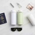 Flat lay distributeur de voyage avec accessoires